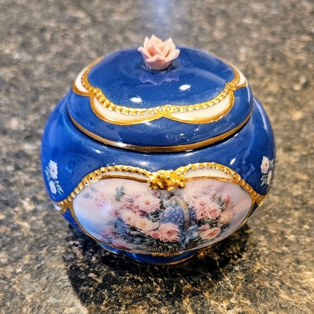 Vintage Blue Floral Ceramic Trinket Box​​​​​​